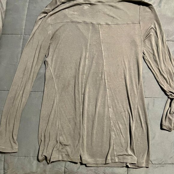 Cabi #3627 Gray Swing Tee - Picture 4 of 5